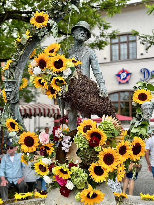 Brunnenfest на Viktualienmarkt: когда фонтаны наряжают цветами, а рынок поёт