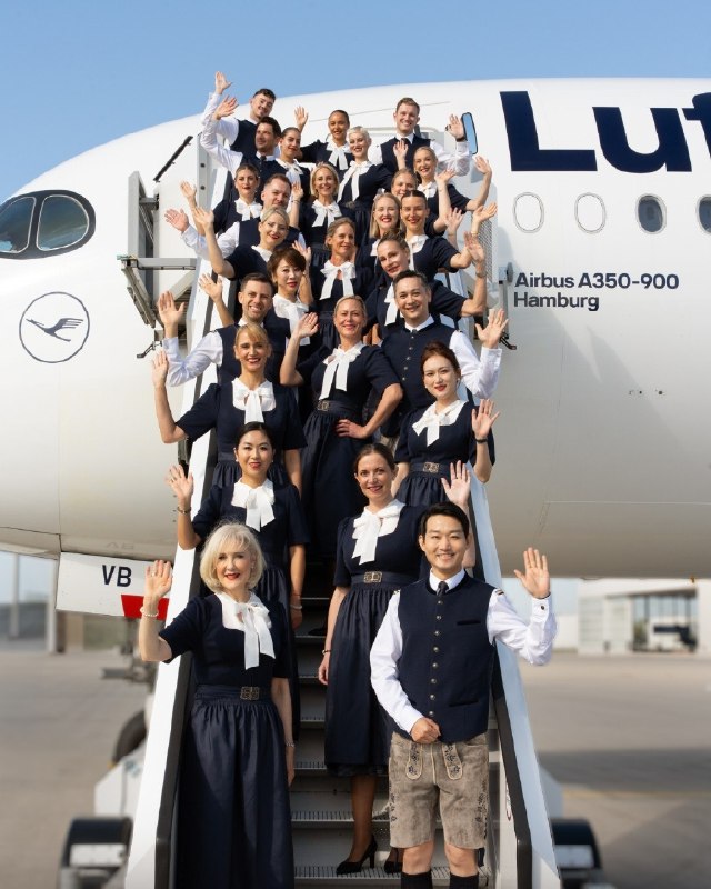 ✈️ Даже Lufthansa знает: в Мюнхене в сентябре без дирндля - никуда.