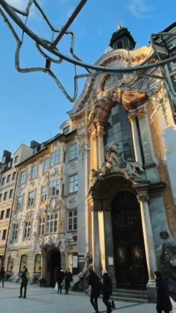 Asamkirche в Мюнхене практически без окон и с ориентацией на запад, а не на восток. Как в фасаде появились элементы хай-тека и почему церковь посвящена не немецкому святому? Обязательно узнаем маршруте моих авторских экскурсий по Мюнхену!
🤓Ваш гид Ирена
✅Заказать экскурсии в Мюнхене и Баварии в любой день и время по договоренности ➡️www.meetmunich.com
гид в Мюнхене гид по Мюнхену музеи экскурсии в Мюнхене замки Баварии Нойшванштайн музеи Мюнхена куда пойти в Мюнхене где поесть вкусно в Мюнхене замки Баварских королей гид в Баварии экскурсии в Баварии Бавария гид